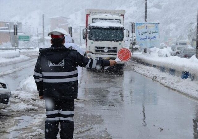 ممنوعیت تردد کشنده‌های تک‌محور در محور پرترافیک تربت‌حیدریه-مشهد به خاطر برف سنگین!