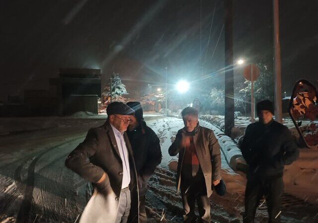 برف سنگین و کولاک شدید ۳ جاده فریمان را بست؛ امدادرسانی فوری به ۱۷ خودرو گرفتار در برف!