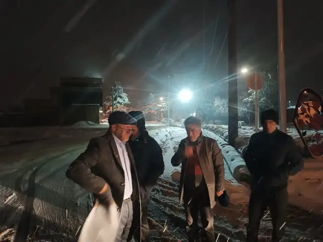 برف سنگین و کولاک شدید ۳ جاده فریمان را بست؛ امدادرسانی فوری به ۱۷ خودرو گرفتار در برف!