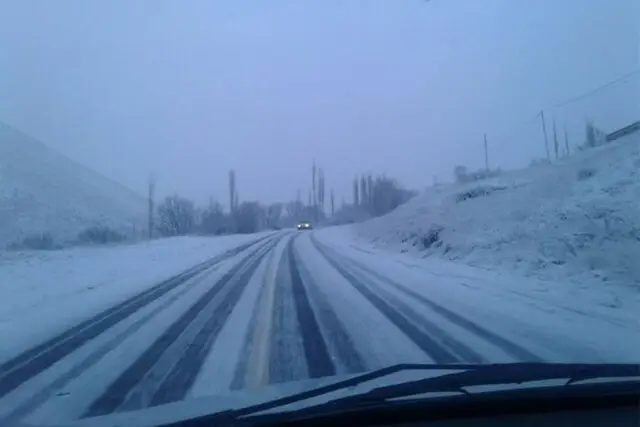 کولاک سهمگین در گردنه‌های جوین_سبزوار؛ عبور از جاده‌ای پرخطر و لغزنده!