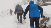 نجات معجزه‌آسا کوهنورد ۴۲ ساله در ارتفاعات برفی الوند با تلاش لحظه‌ای نجاتگران
