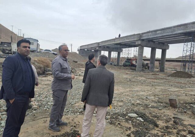 تردد امن در محورهای سیستان و بلوچستان؛ بازدید میدانی منصور بیجار از پروژه پل حرمک در شرایط بارندگی
