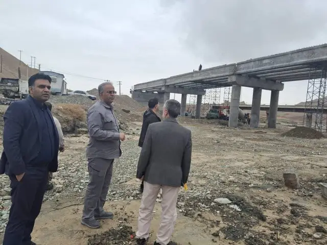 تردد امن در محورهای سیستان و بلوچستان؛ بازدید میدانی منصور بیجار از پروژه پل حرمک در شرایط بارندگی