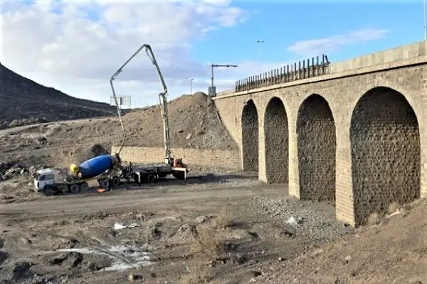آغاز طرح فوری تعمیر و ارتقا حفاظ‌های بتنی پل‌های جاده‌ای قم برای حفظ جان رانندگان