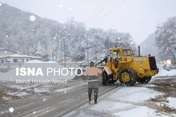 آماده‌باش بی‌سابقه راهداری ازنا با ذخیره ۲۵۰۰ تن شن و نمک برای زمستان سخت!