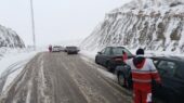 امداد فوری به ۱۵۰۰ مسافر گرفتار در برف‌خیزترین جاده‌های خراسان رضوی!
