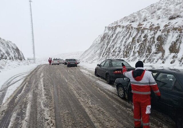 امداد فوری به ۱۵۰۰ مسافر گرفتار در برف‌خیزترین جاده‌های خراسان رضوی!