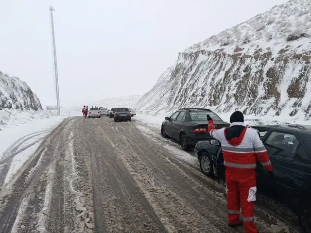 امداد فوری به ۱۵۰۰ مسافر گرفتار در برف‌خیزترین جاده‌های خراسان رضوی!