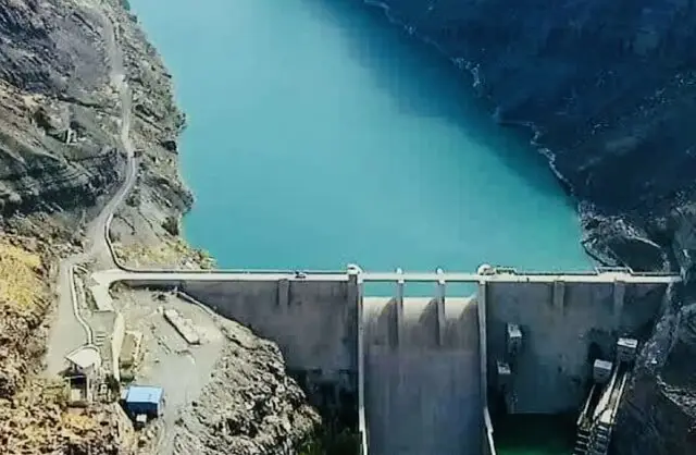 سد جگین پس از بارش‌های بی‌سابقه سرریز کرد؛ دومین سد بزرگ هرمزگان به آبگیری صد درصدی رسید!