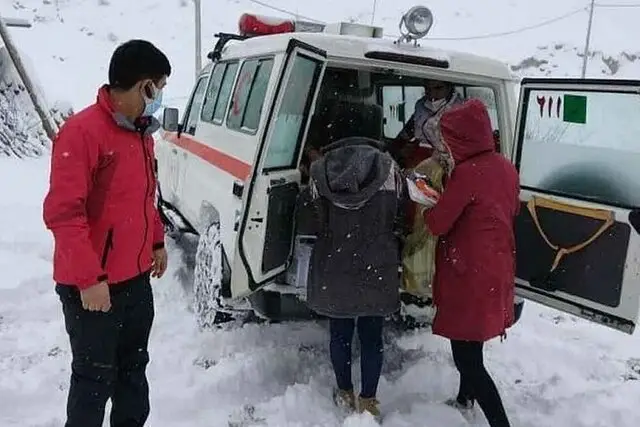 نجات نفس‌گیر دو مادر باردار در دل کولاک گردنه امین‌الله توسط هلال‌احمر