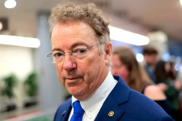 سناتور آمریکایی هشدار داد: تحرکات در کارائیب، آتش جنگ را روشن می‌کند! چرا باید سوریه را ترک کنیم؟