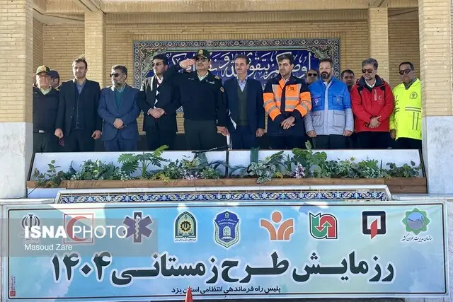 آماده‌باش کامل پلیس و امدادگران یزد در محورهای برف‌گیر؛ ۹۶ تیم عملیاتی مستقر شدند!