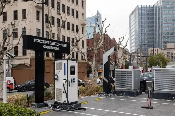 پورشه شبکه شارژ اختصاصی خود در چین را تا ۲۰۲۶ تعطیل می‌کند؛ تحولی بزرگ در همکاری‌های شارژ خودروهای لوکس