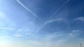 خط‌های سفید مرموز در آسمان تهران؛ هواپیما یا شایعات موشکی؟