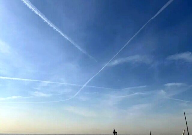 خط‌های سفید مرموز در آسمان تهران؛ هواپیما یا شایعات موشکی؟