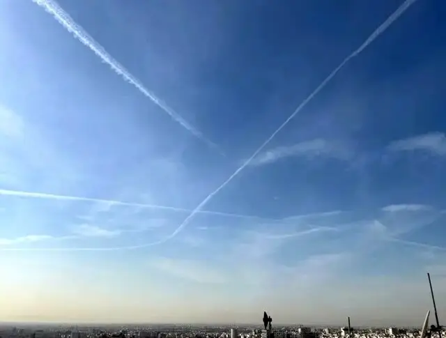 خط‌های سفید مرموز در آسمان تهران؛ هواپیما یا شایعات موشکی؟