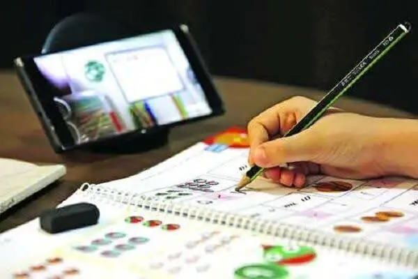 وقتی معلم در شبکه‌های اجتماعی رازهایش را آشکار می‌کند؛ نوجوانان میان دو دنیای متفاوت سردرگم شدند