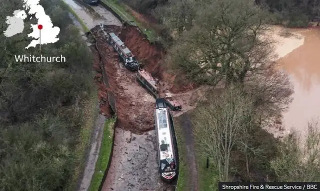 فروچاله مرموز در انگلیس؛ آب کانال ناگهان ناپدید شد و قایق‌های مسکونی به گل نشستند!