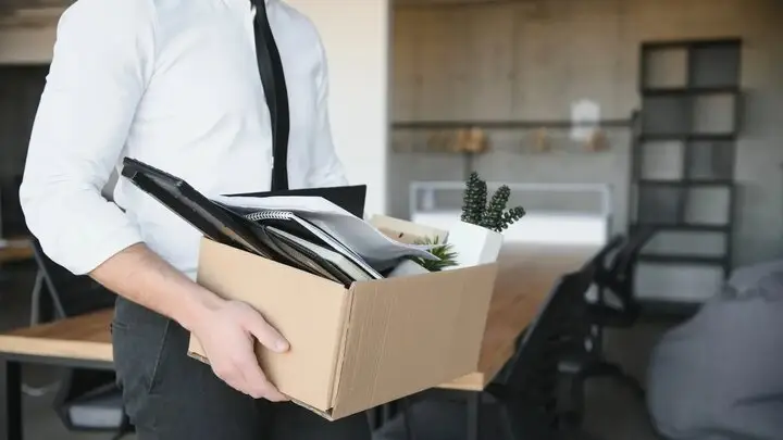 آیا واقعاً هوش مصنوعی عامل اصلی اخراج ۵۵ هزار نفر است؟ حقیقتی که کمتر می‌دانید!