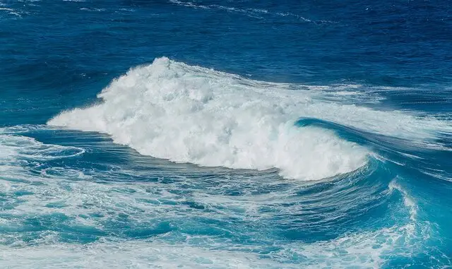 تشدید وزش باد شمال‌غربی؛ دریاهای هرمزگان متلاطم و هشدار برای بنادر غربی