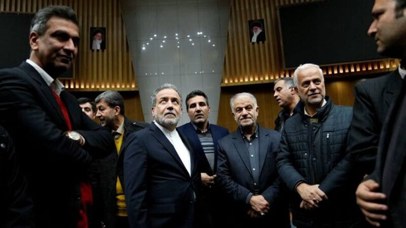 حمایت غیرمنتظره کیهان از عراقچی: مشکل اقتصاد داخلی است نه تحریم‌ها!