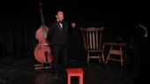 تنهایی نوازنده کنترباس در صحنه تبریز؛ نمایشی که زندگی مدرن را فریاد می‌زند