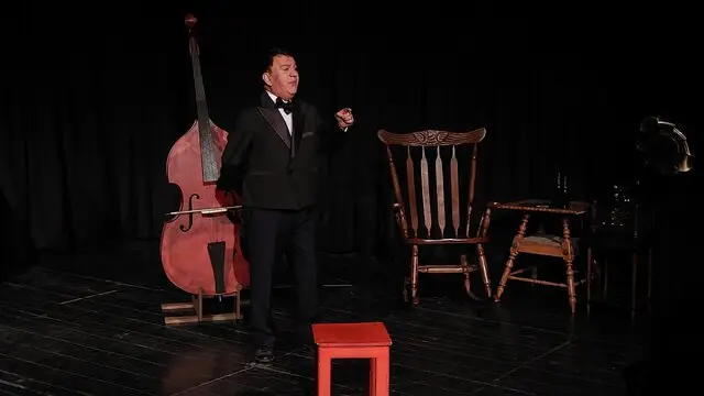 تنهایی نوازنده کنترباس در صحنه تبریز؛ نمایشی که زندگی مدرن را فریاد می‌زند