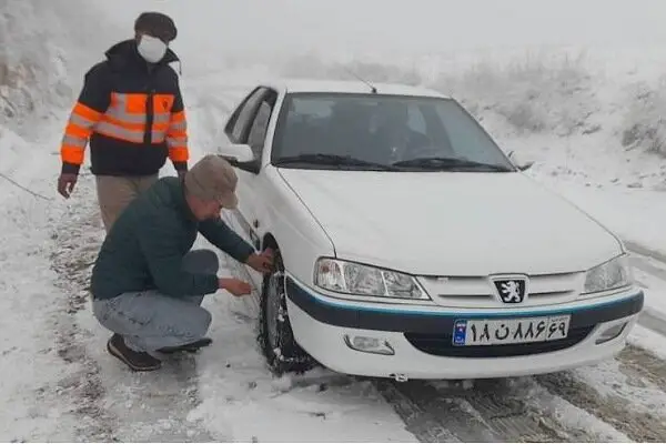 بارش سنگین برف در چهارمحال و بختیاری؛ تردد فقط با زنجیرچرخ امکان‌پذیر شد!