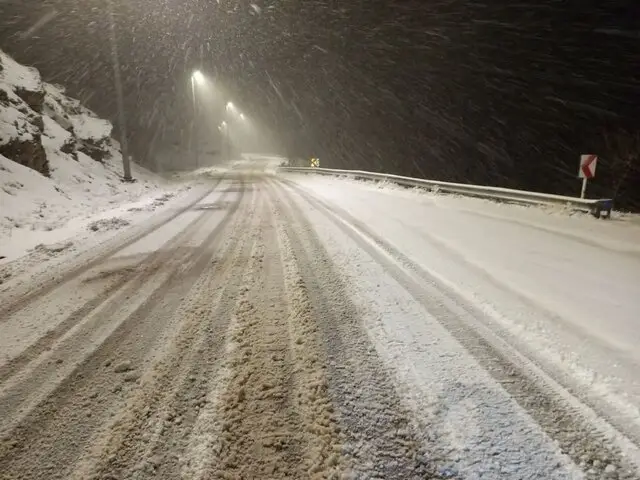 هشدار جدی راهداری آذربایجان غربی؛ جاده‌ها درگیر لغزندگی و کاهش دید شدید شدند!