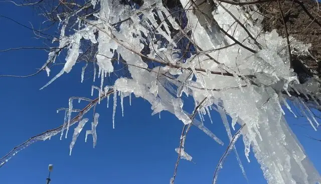همدان در سرمای بی‌سابقه؛ دمای منفی ۱۳ درجه و بارش برف شدید در راه است!