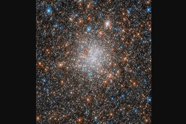 ناسا از درخشش خیره‌کننده خوشه ستاره‌ای دوردست رونمایی کرد!