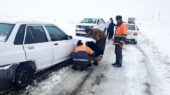 امدادرسانی به ۳۳۵ خودروی گرفتار در برف سنگین آذربایجان‌غربی؛ راه‌ها همچنان باز است!