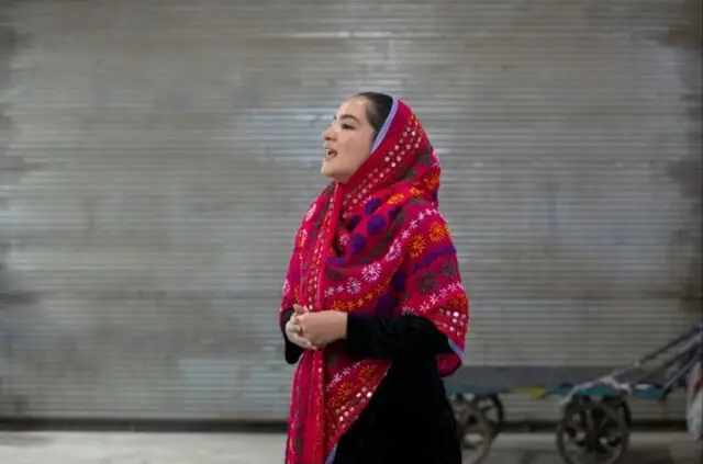 دختر جوانی که با نقالی شاهنامه در بازار تاریخی اراک همه را مسحور می‌کند!