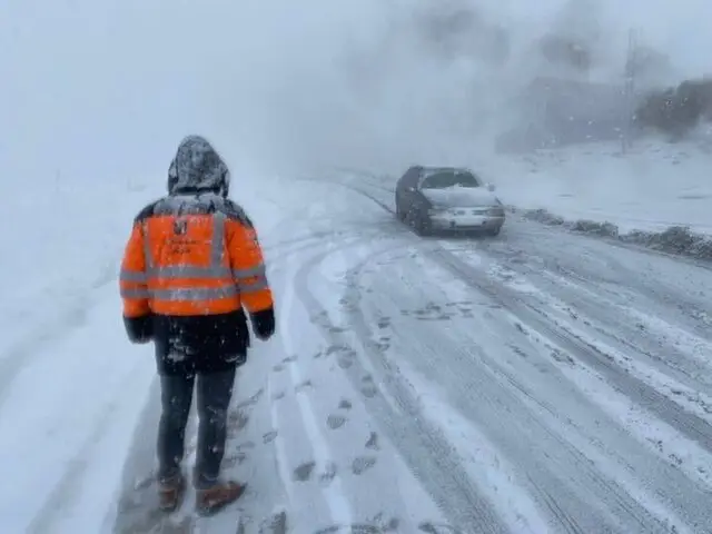 برخی محورهای آذربایجان غربی در پی بارش برف مسدود است