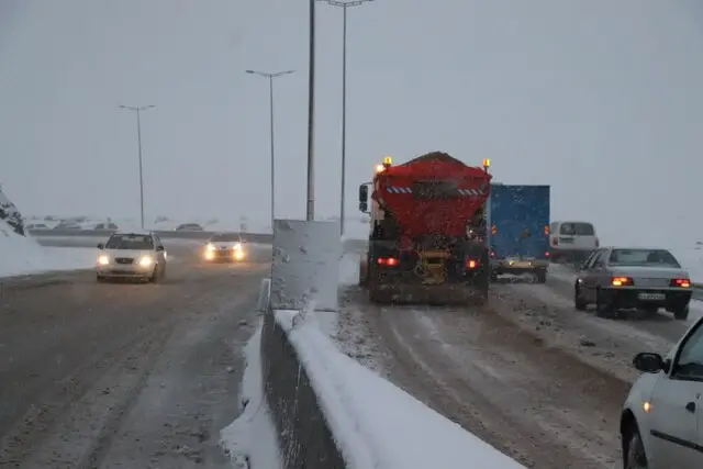 تداوم کولاک شدید در گردنه‌های همدان/ تردد در تمام محورهای شریانی جریان دارد