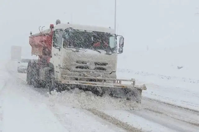 مسدود شدن محورهای مواصلاتی کوهسرخ در پی بارش برف سنگین