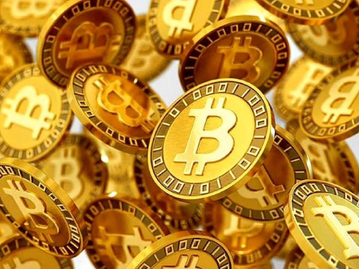 سقوط بی‌سابقه بیت‌کوین؛ چرا قیمت به زیر ۹۰ هزار دلار سقوط کرد؟