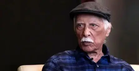 چیدمان خانه زنده یاد بهرام بیضایی با کتابخانه ای بزرگ، تابلو دیواری، پرده های کلاسیک و…