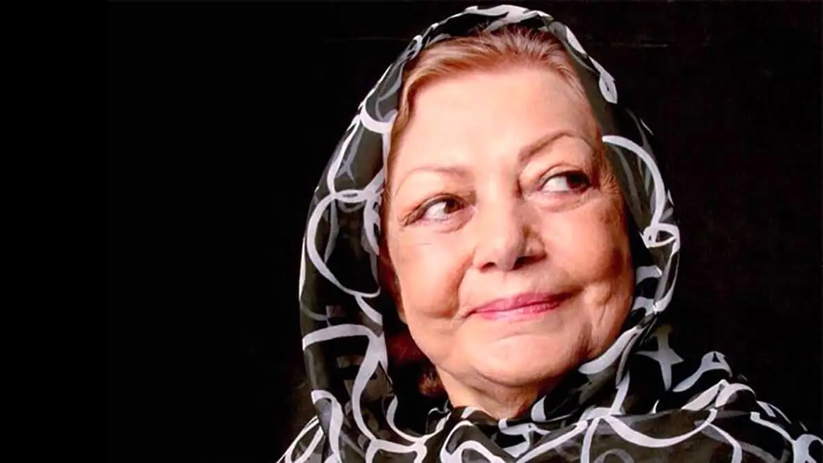 «ثریا قاسمی» در جوانی در آغوش مادرش «حمیده خیرآبادی»