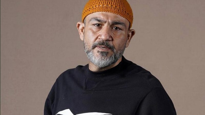 مهران غفوریان با لبخندی گرم و چای پاییزی حال خوبش را به تصویر کشید