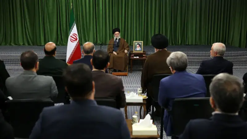 رهبر انقلاب: جوانان امروزمان شگفت‌انگیزند اما برخی دستگاه‌ها در انتقال ارزش‌های شهدا کوتاهی می‌کنند!