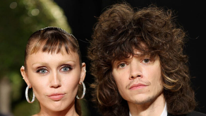 مایلی سایرس با حلقه نامزدی خاص و کلاسیک در فرش قرمز همه را شگفت‌زده کرد!