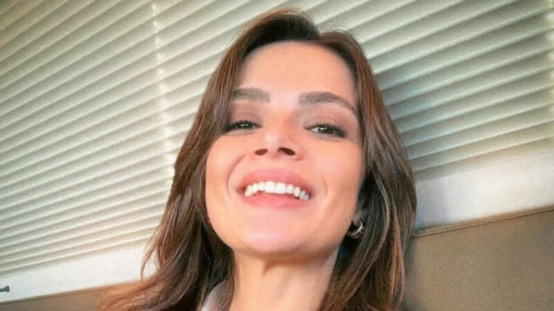 سینم اونسال، ستاره «شهر دور»، با استایلی خیره‌کننده مثل هالیوودی‌ها روی فرش قرمز درخشید!