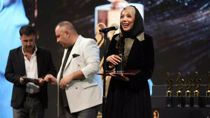 استایل متفاوت و جذاب بازیگران زن در جشن حافظ؛ از بهنوش تا الهام نامی همه نگاه‌ها را به خود جلب کردند!