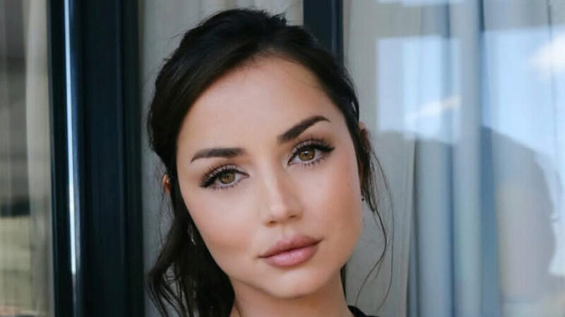 آنا د آرماس با استایل خیره‌کننده روی فرش قرمز جشنواره بین‌المللی عربستان غوغا به پا کرد!