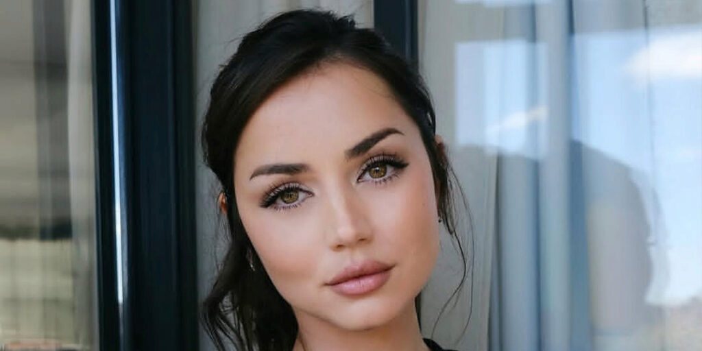 آنا د آرماس با استایل خیره‌کننده روی فرش قرمز جشنواره بین‌المللی عربستان غوغا به پا کرد!