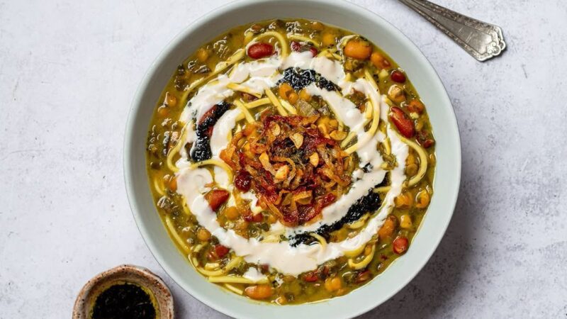 طرز تهیه آش رشته خوشمزه برای ۱۵ نفر با میزان دقیق مواد و راز جاافتادن بی‌نظیر