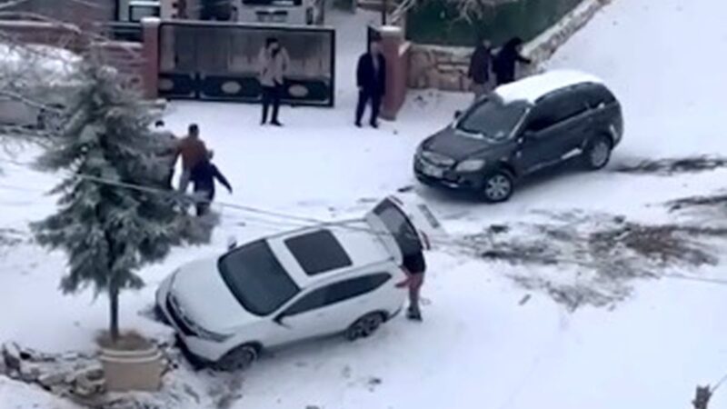 سُرخوردن و برخورد عجیب دو خودرو بر اثر برف سنگین