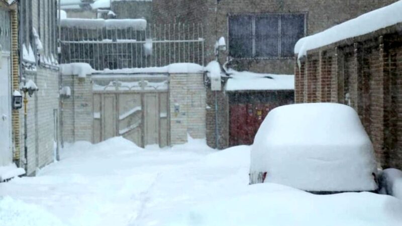 بارش سنگین برف در کاشان؛ ارتفاع برف به نیم متر رسید و راه‌ها مسدود شد!