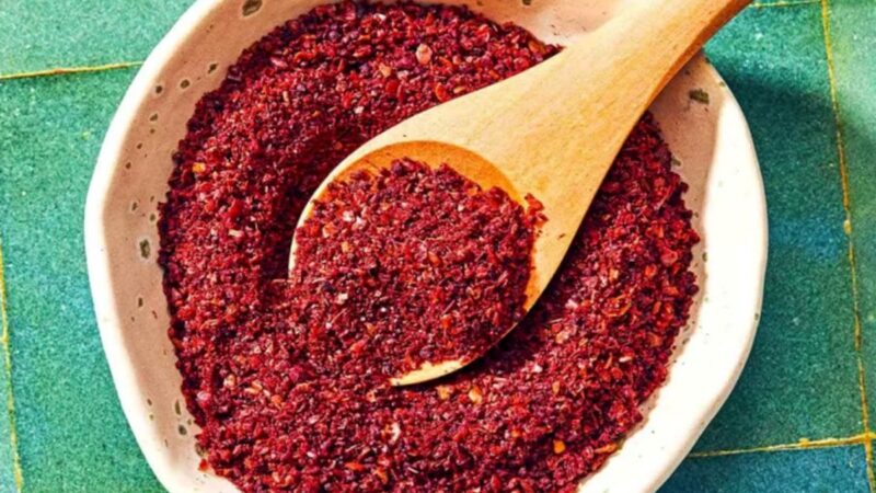 سماق؛ ادویه‌ای قرمزرنگ با ویتامین‌های شگفت‌انگیز که سلامتی‌تان را دگرگون می‌کند!